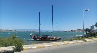 Ayvalık'da kuvvetli rüzgar; yelkenli tekne kıyıya vurdu
