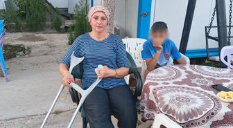 Başıboş köpeklerin kovaladığı anne-oğul düşerek yaralandı
