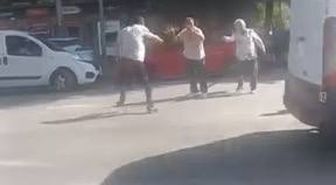 Bayrampaşa’da 'laf atma' kavgasını ayırmak isterken silahla vuruldu: 2 yaralı