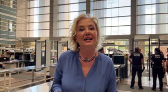 Berna Laçin, İstanbul Cumhuriyet Başsavcılığı tarafından yürütülen 'Ahbaplar Suç Örgütü' soruşturması kapsamında ifade vermek üzere İstanbul Adalet Sarayına geldi.