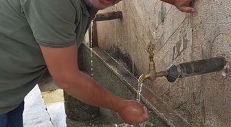 Bolu’da duyarlı vatandaş, hayvanların su içtiği yosunlu çeşmeyi temizledi