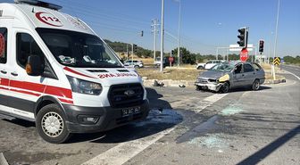 Bolu'da refüje çarpıp takla atan otomobildeki 5 kişi yaralandı