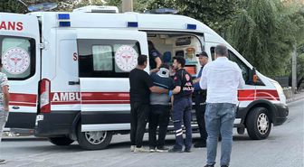 Burdur’da hafif ticari araç ile motosiklet çarpıştı: 1’i ağır 2 yaralı