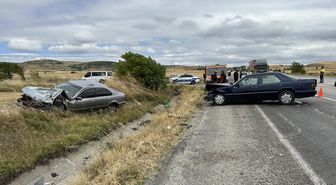 Çorum'da çarpışan iki otomobildeki 5 kişi yaralandı