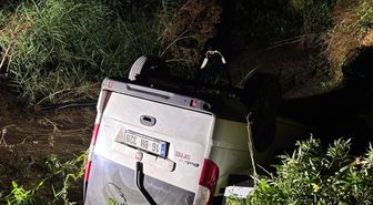 Dereye uçan araçta mahsur kalan sürücüyü, ekipler kurtardı