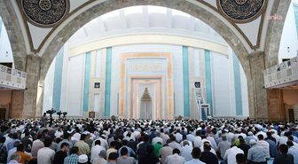 Diyanet'in cuma hutbesine kadın ve erkeklere çağrı: 'Her Müslüman, iffetini korumalı, giyim kuşamına dikkat etmeli'