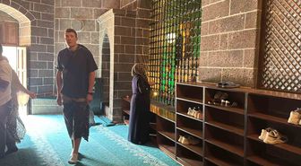 Diyarbakır’da Fransız turistten cami adabı hassasiyeti: Erkek turist bacaklarını tülbentle kapattı