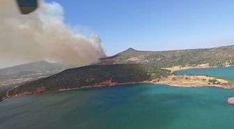 Foça’da orman yangınına havadan ve karadan müdahale ediliyor