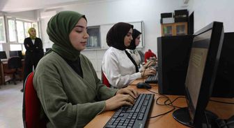 Geleceğin katipleri, klavye kursunda hayallerine hazırlanıyor
