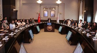 Hatay Valisi Mustafa Masatlı'dan LGS ve YKS'de başarı gösteren öğrencilere plaket