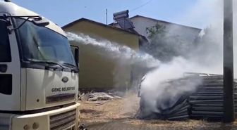 İstiflenen plastik pencereler alev aldı