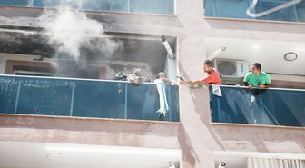 İzmir'de 3 katlı binada çıkan yangın söndürüldü