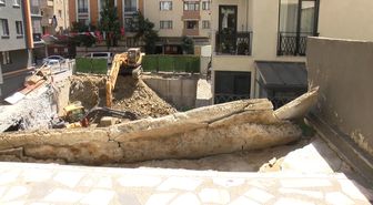 Kağıthane’de iş makinesi yan binanın balkonunu yıktı: Ev sahibi 'Deprem oluyor zannettik'
