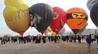 Kapadokya Balon Festivali, 30 figürlü balonun gösteri uçuşuyla başladı