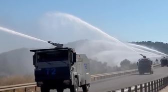 Kontrol altına alınan orman yangınında peş peşe sıralanan TOMA’ların müdahalesi