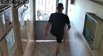 Kurye apartman kapısını tekmeleyerek açtı