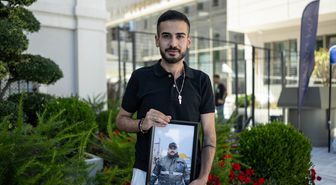 Lübnanlı genç, mezuniyet törenine İsrail'in saldırısında ölen ağabeyinin fotoğrafıyla katıldı