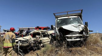 Manisa’da otomobille kamyonet çarpıştı: 1 ölü, 1 yaralı