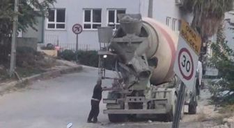 Mikserin yola beton dökmesi kamerada