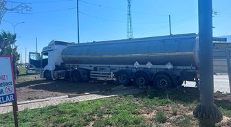 Nurdağı'nda akaryakıt tankeriyle hafif ticari aracın çarpışması sonucu 1 kişi yaralandı
