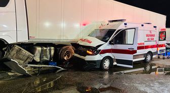 Samsun'da hasta taşıyan ambulans ile tırın çarpıştığı kazada 6 kişi yaralandı