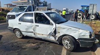 Şanlıurfa'da otomobil ile traktörün çarpıştığı kazada 4 kişi yaralandı