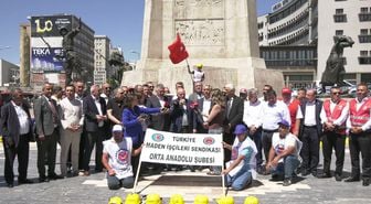 TÜRK-İŞ Başkanlar Kurulu'ndan oturma eylemi yapan Türk Maden-İş üyesi işçilere ziyaret: 'Sonuna kadar yanlarındayız, arkalarındayız'