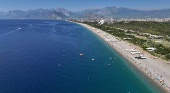 Antalya'da sıcaktan bunalanlar sahilleri doldurdu