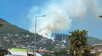 Antalya'nın Alanya ilçesinde ormanlık alanda yangın çıktı