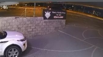 Beylikdüzü'nde motosikletin otomobile çarptığı anlar kamerada: 2 yaralı