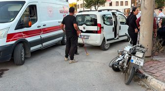 Burdur'da hafif ticari araç ile motosikletin çarpıştığı kazada 2 kişi yaralandı