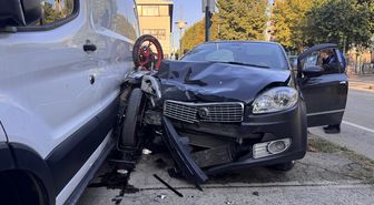 Bursa'da otomobil ile çarpışan motosikletin sürücüsü ağır yaralandı