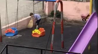 Çocuklar, oynadıkları parkı temizledi