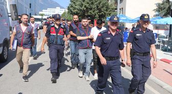 Dolandırıcılar 4 milyon liralık altını, 'Günlük dolgun ücretli iş' ilanıyla buldukları kuryeye aldırmış