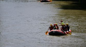 Düzce'de sıcak havadan bunalanlar rafting yaparak serinledi