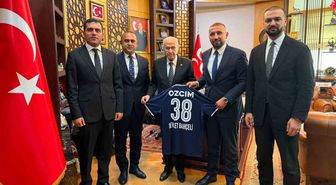 Erciyes 38 FK’dan MHP Genel Başkanı Devlet Bahçeli’ye forma hediyesi
