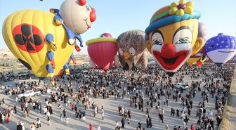 Figürlü sıcak hava balonları Kapadokya semalarını renklendirdi