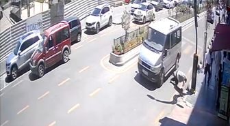 Hafif ticari aracın yayaya çarptığı anlar kamerada