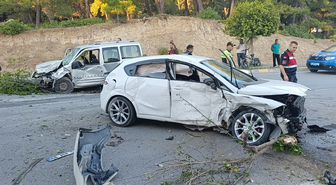 Karşı şeride geçen otomobil ortalığı savaş alanına çevirdi: 4 yaralı