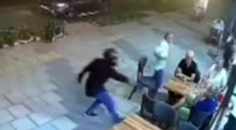 Kasklı şüpheli, tantunicide oturan şahsı vurdu