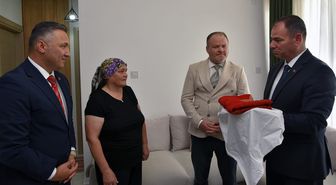 Mehmetçiğin cephede taşıdığı Türk bayrağı, konservasyon için Türkiye’ye gönderiliyor
