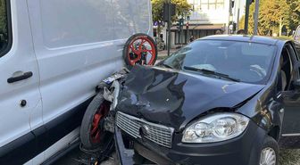 Otomobille çarpışan motosiklet iki araç arasında sıkıştı: 1 yaralı