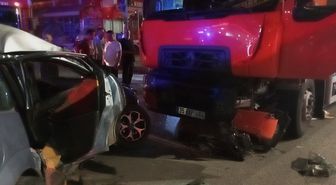 Samsun'da kamyon, otomobile çarptı: 3 yaralı