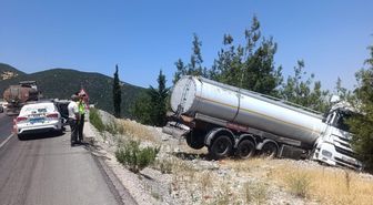 Şarampole devrilen tankerin şoförü yaralandı