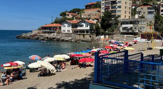 Soğuk olmasına aldırış etmeden denize girdiler
