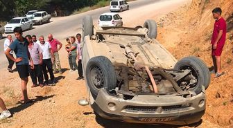 Adana'da devrilen otomobildeki 6 kişi yaralandı