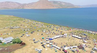 Ağrı'nın doğa harikası Balık Gölü'nde binlerce kişinin katılımıyla şenlik yapıldı