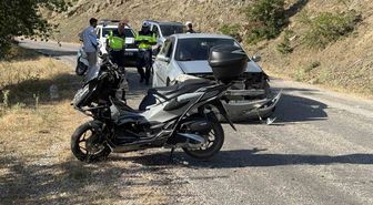 Alçılı koluyla kullandığı motosikletle kaza yaptı
