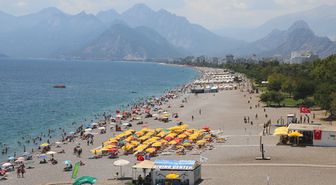 Antalya'da hissedilen sıcaklık 40 dereceyi gördü, sahiller doldu