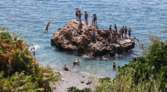 Antalya'da sıcaktan bunalanlar sahillerde yoğunluk oluşturdu